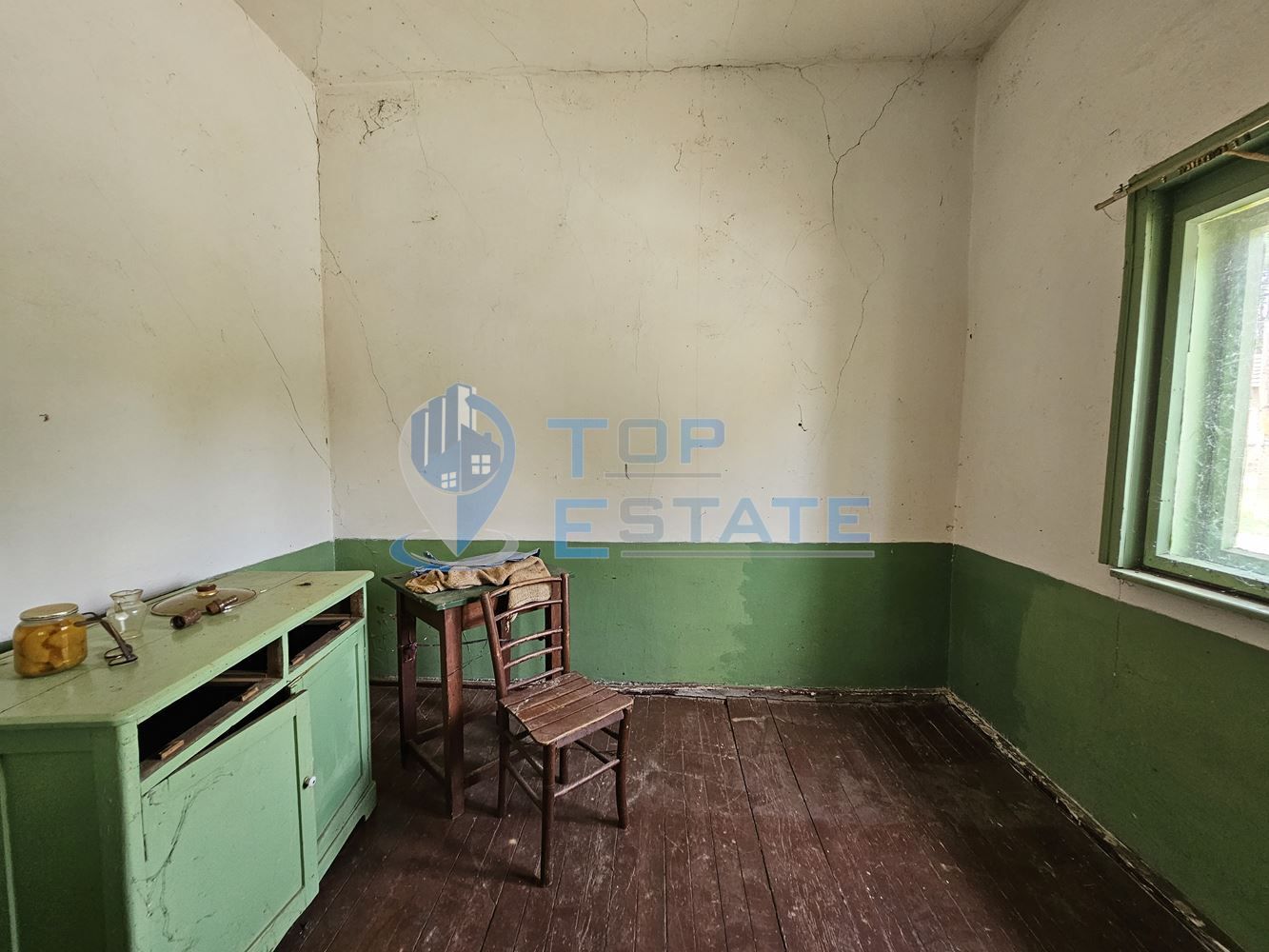 Здрава тухлена къща с кладенец в село Караисен