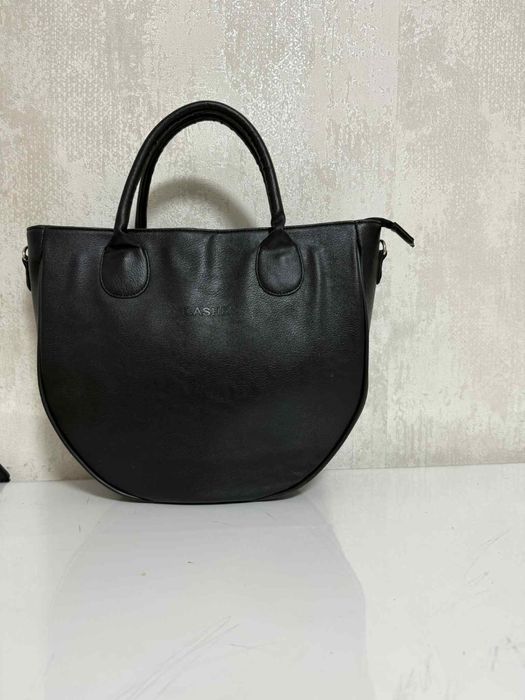 Дамска чанта с интересна форма