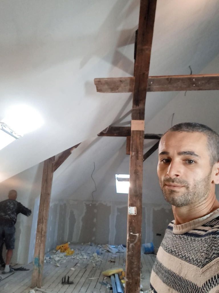 Executam lucrări de finisaje interioare și exterioare