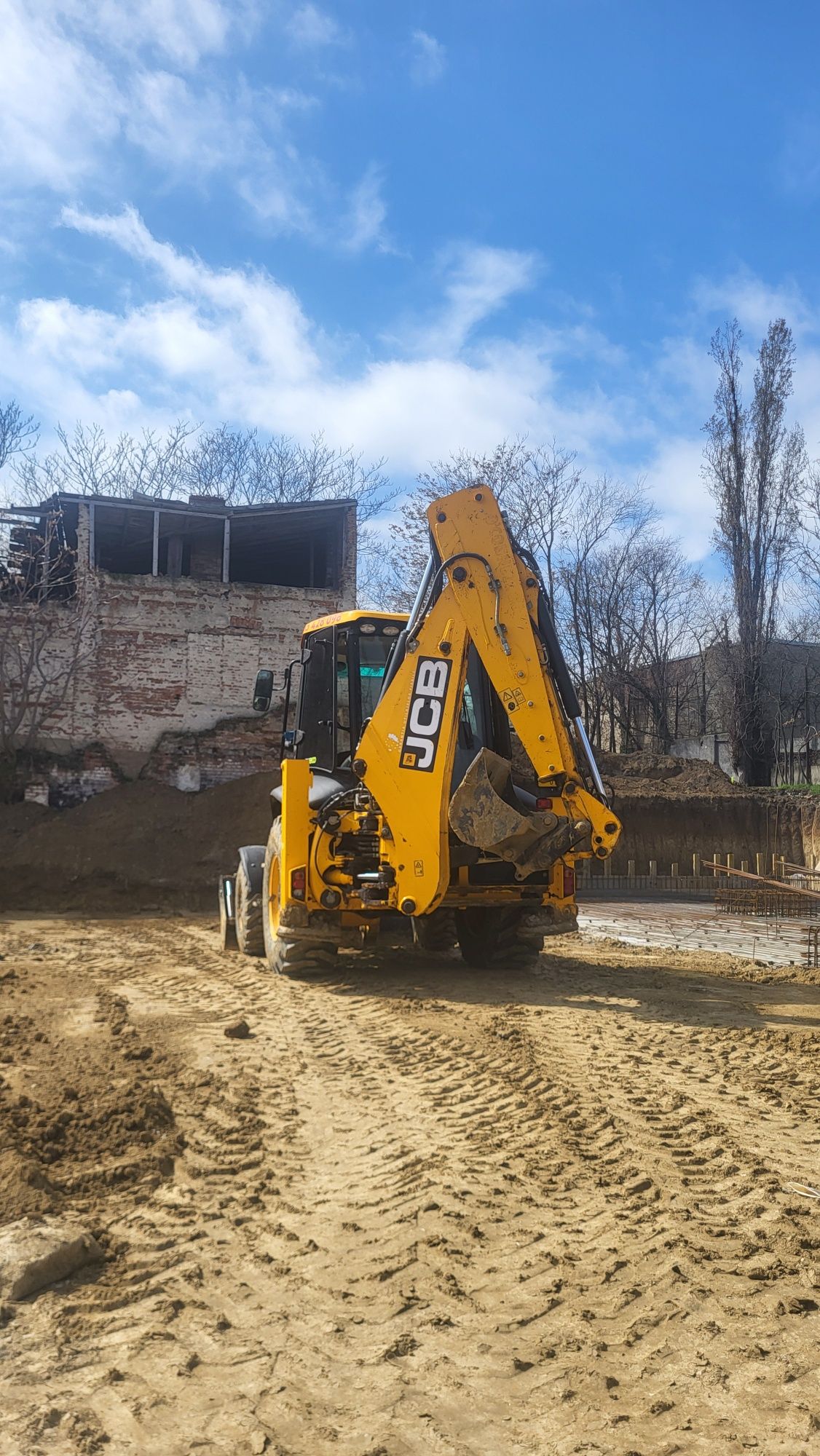 Buldoexcavator De Închiriat
