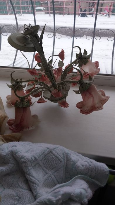 Продам люстру  розочку