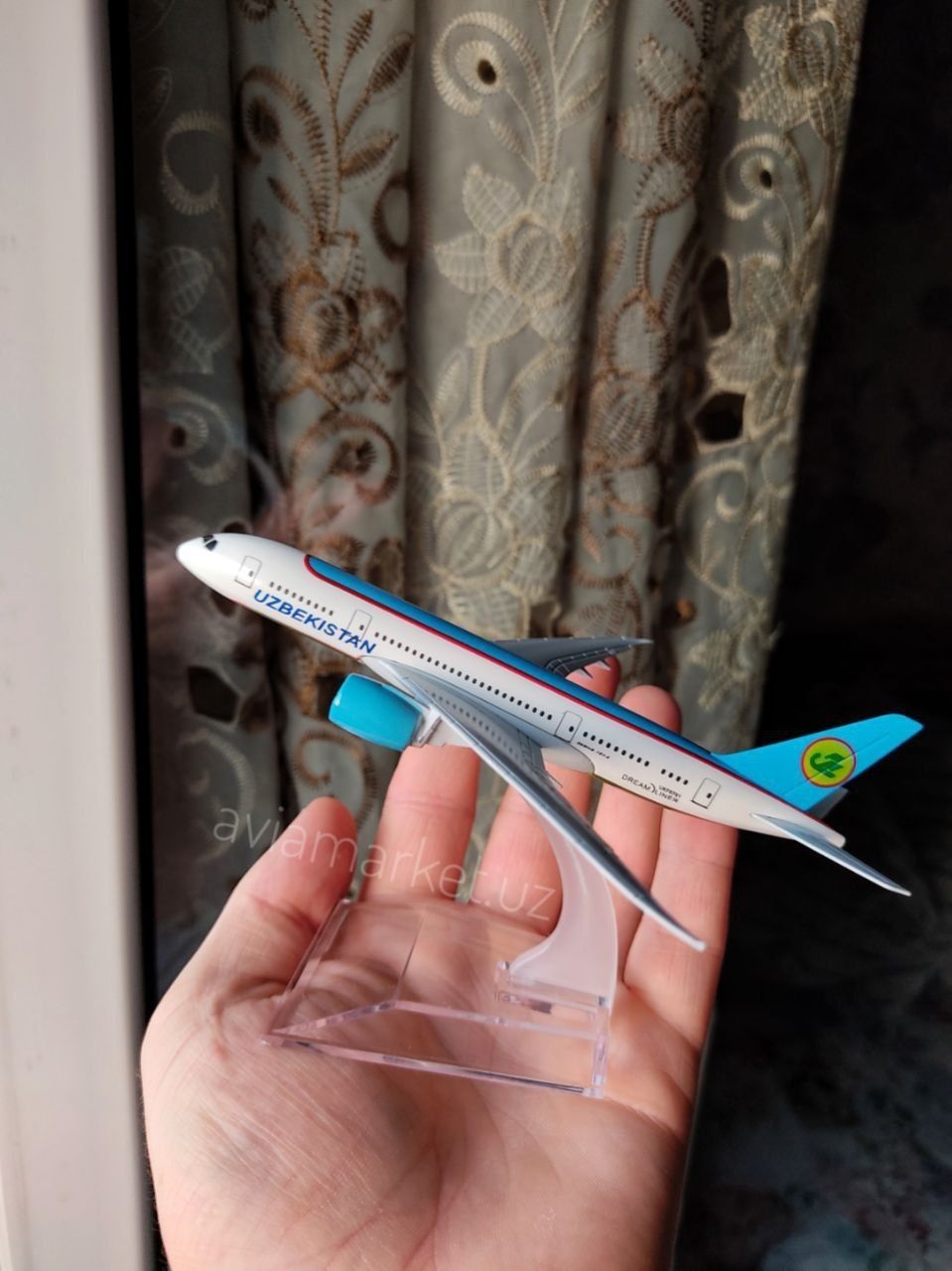 Самолёт модель Boeing 787-800 Dream liner Uzbekistan Airways (сувенир)