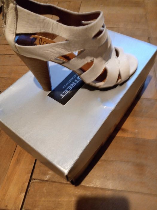 Vând sandale piele