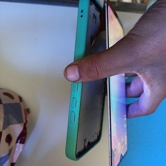 Redmi note 11 pro sotiladi ekran ketgan Vivo y 17 xam sotiladi