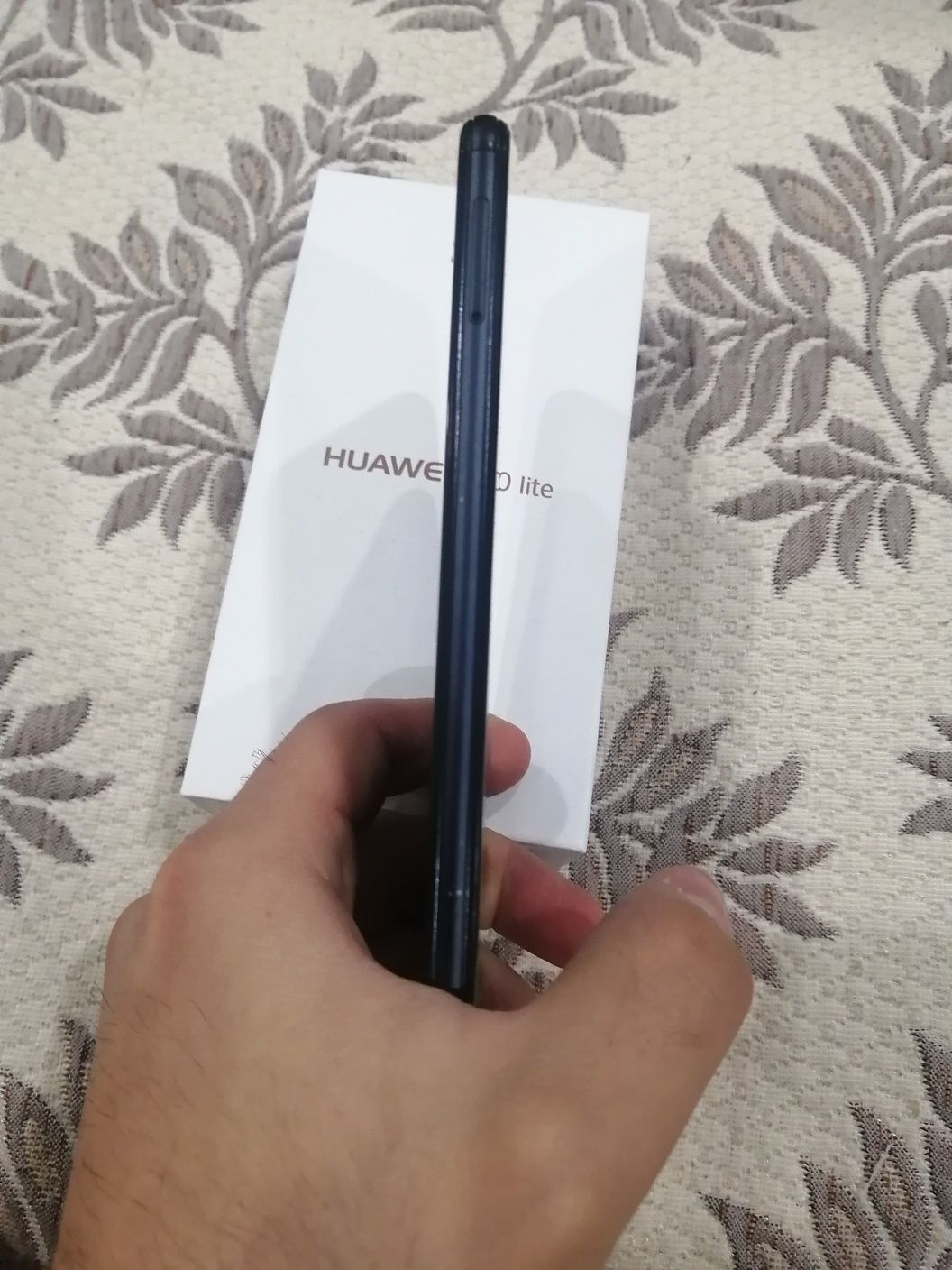 Продаю телефон Huawei P 20 Lite в отличном состоянии