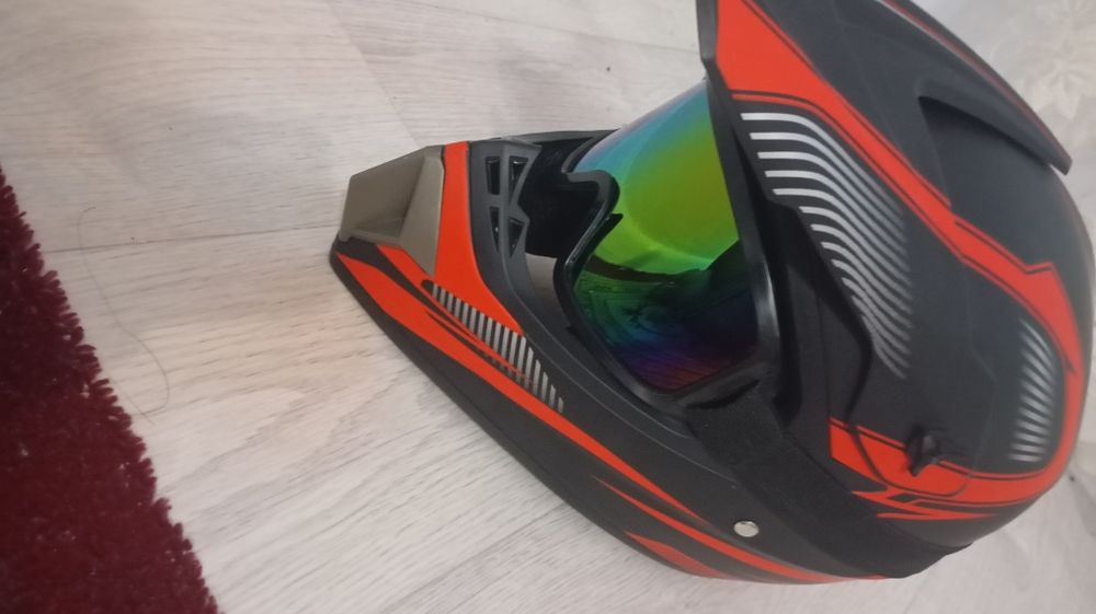 Каска новый почти