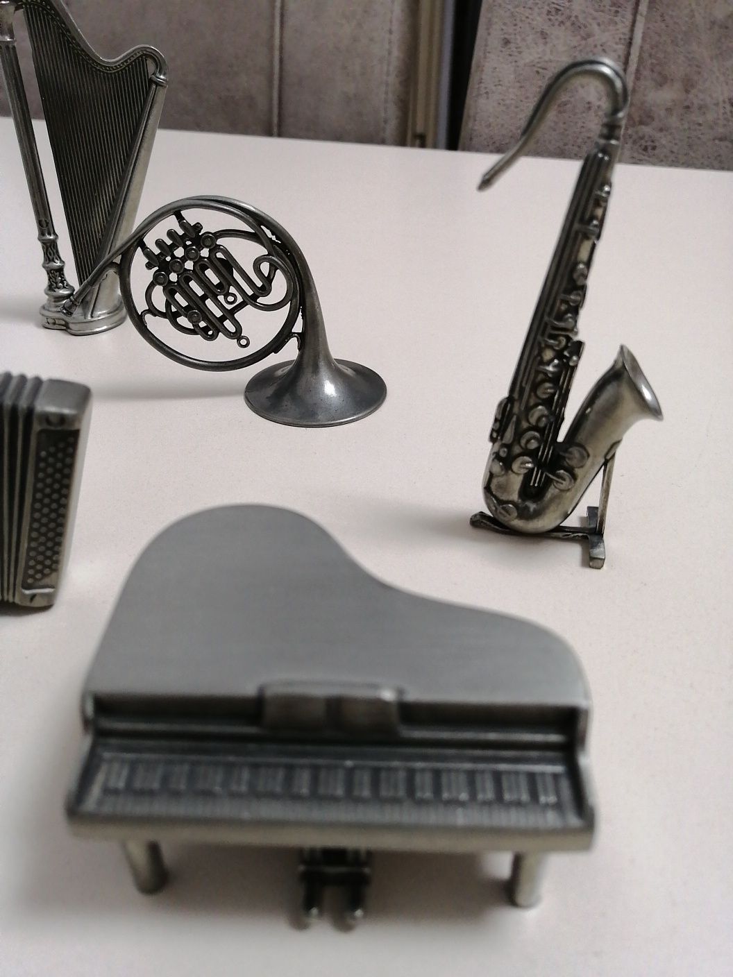 Vând miniaturi instrumente muzicale