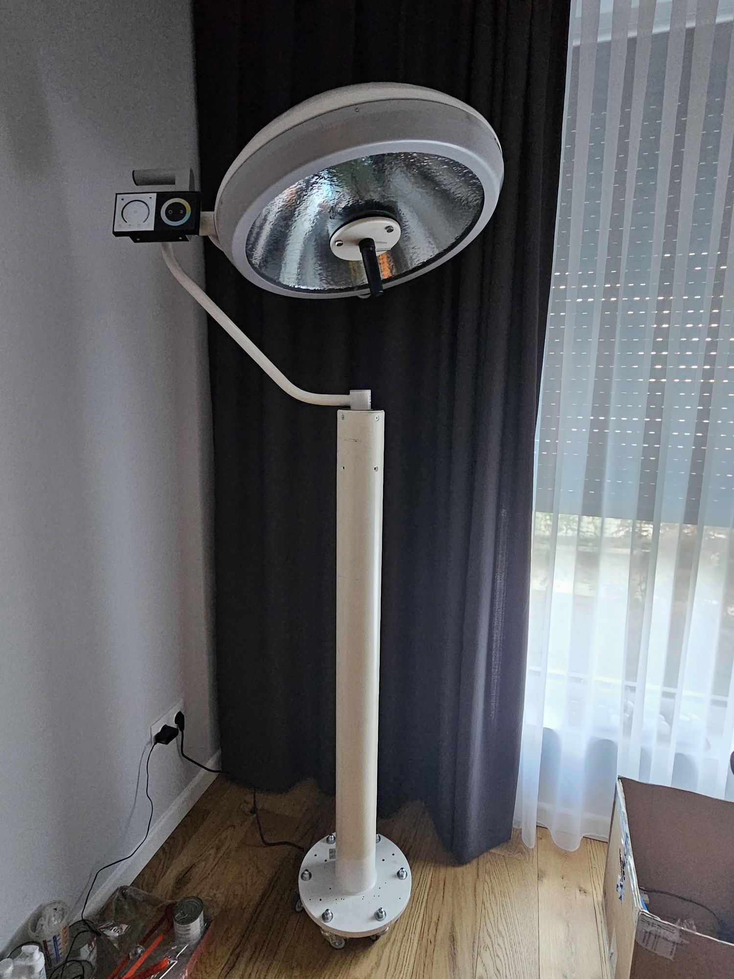 Lampa unicat pentru podea cupola chirurgicala