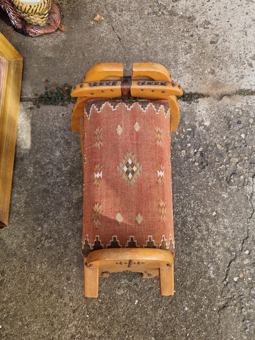 Чудесна антикварна табуретка тип камилско седло