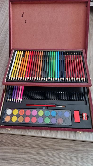 Куфар за рисуване с моливи и акварелни боички