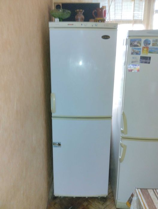 Хладилник голям 180 см