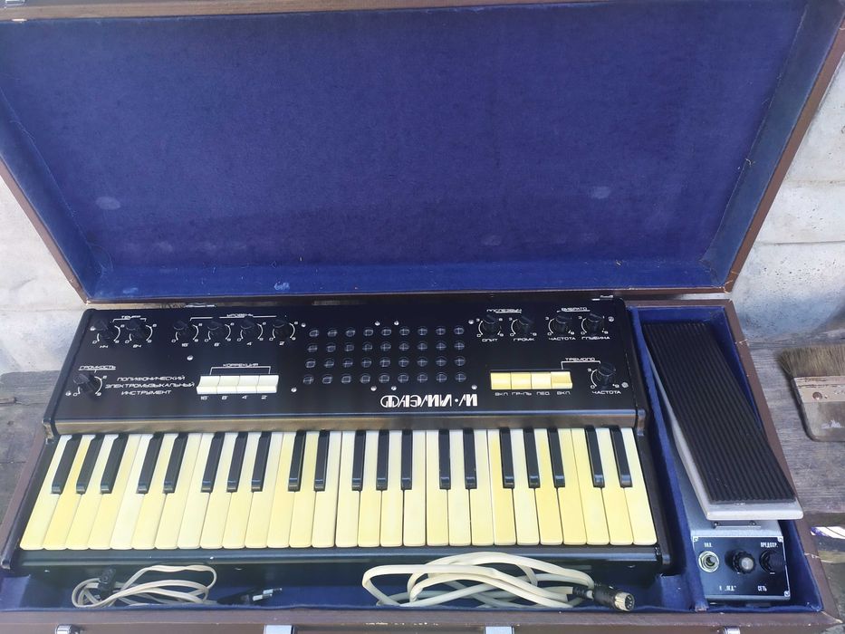 Колекционерски аналогов синтезатор Фаеми-М - за ремонт .