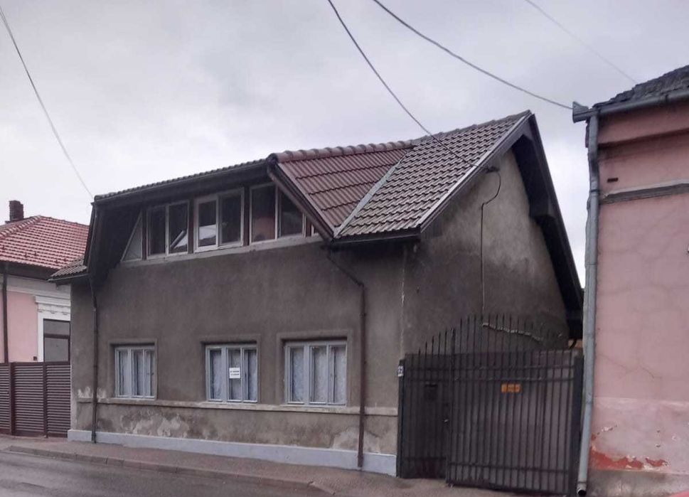 Vând casă parter + mansardă în zona centrală