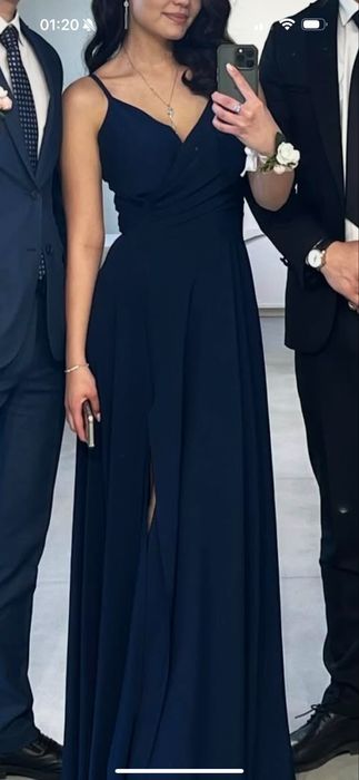 Красивое вечернее платье с разрезом на ноге и брительках