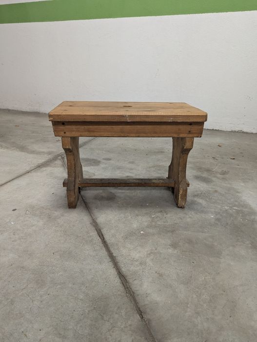 Старо дървено столче