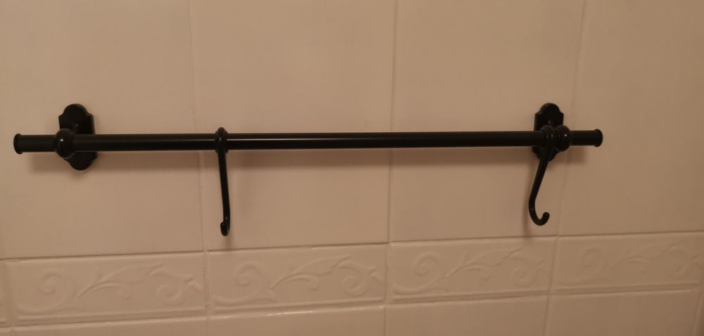 Bara metalica neagra baie bucatarie
