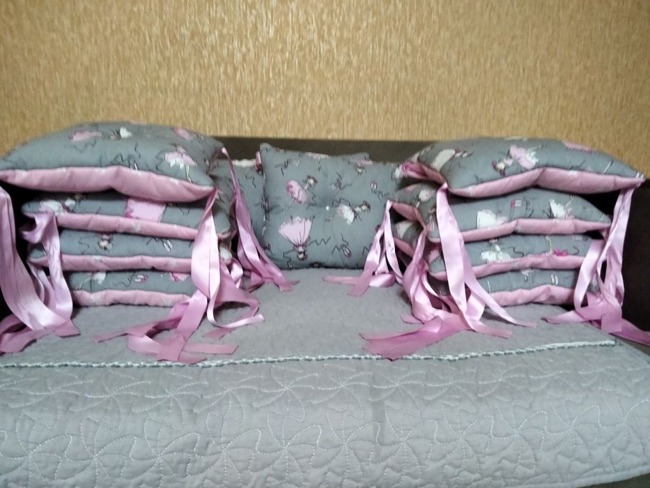 Продам бортики на кроватку для девочек , двухстороннии