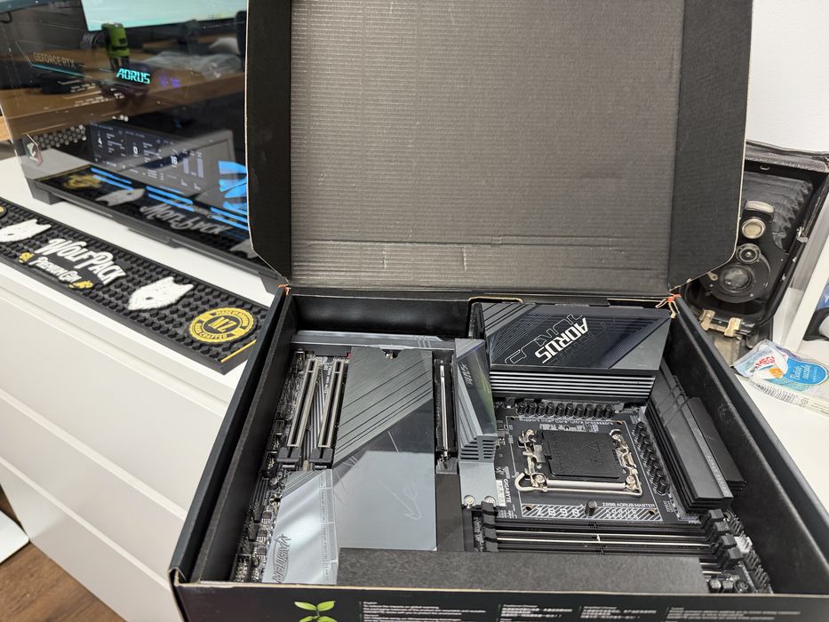 Vand placa de baza z890 Aorus Master in garantie pana in 2027