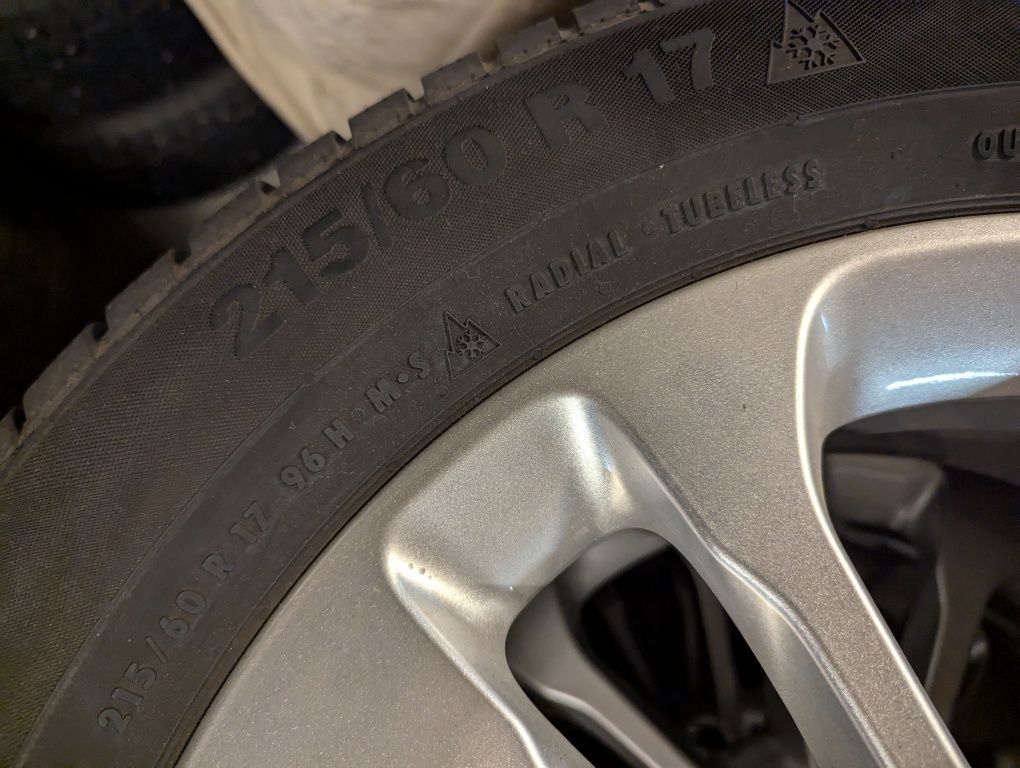 Jante originale Mercedes ( gla/glb/glc) anvelope iarna 215/60/17 tpms