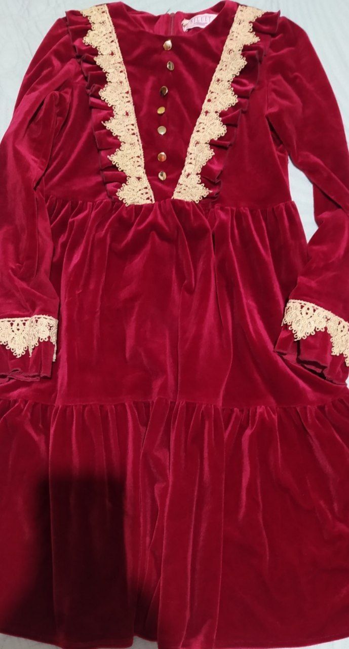 Красное платье из велюра