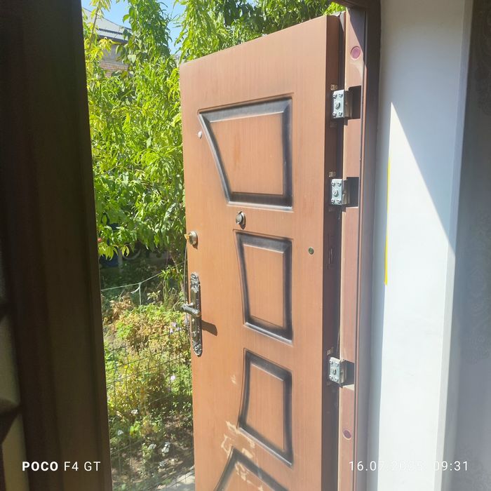 Двухсторонный входной дверь продается срочно