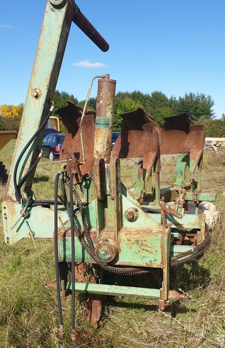 Vând Plug  Reversibil 3 trupite