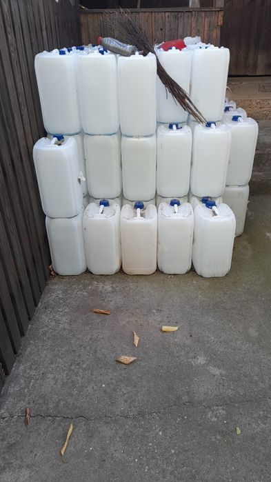 Vând bidoane se plastic