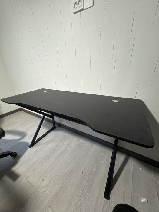 Продам два стола новые по размеру не подошли отдам за 50000тг