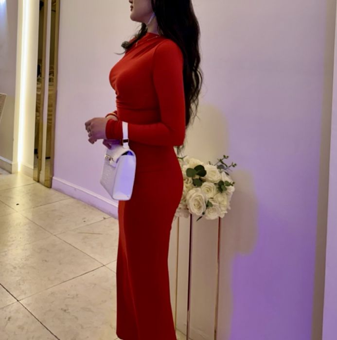 красное повседневное и вечерное платье