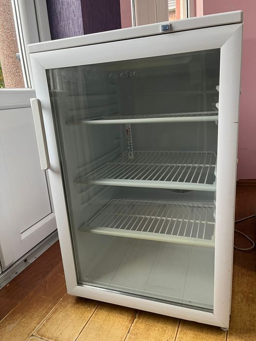 Frigidere băuturi și mezeluri . două mari, unul mic