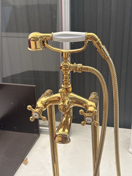 Смеситель , золото, напольный ., душевые панели .