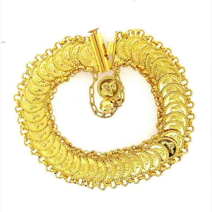 Златни колиета и златни гривни