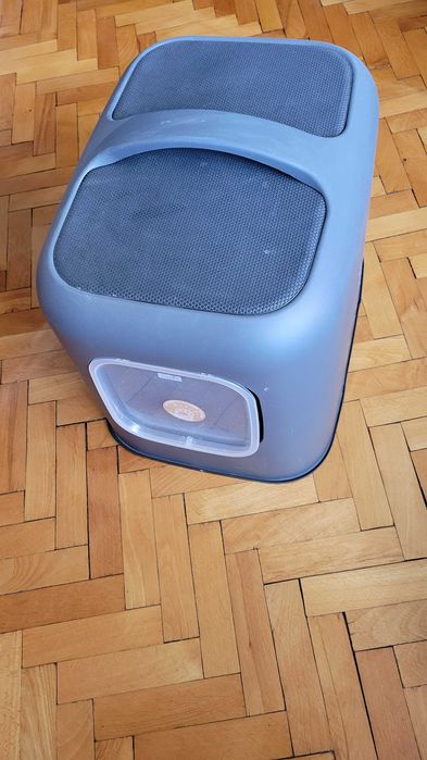 затворена котешка тоалетна