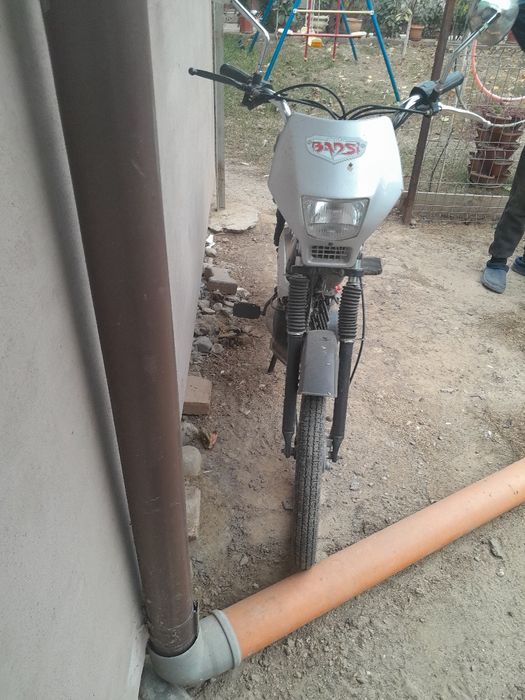 Moped pegeout...