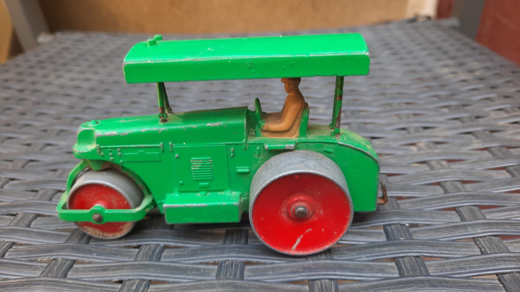 Macheta metalica dinky toys made in england veche de colectie