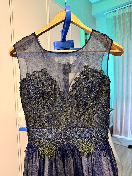 Вечернее платье на свадьбу корпоратив в расцветке для нового года.