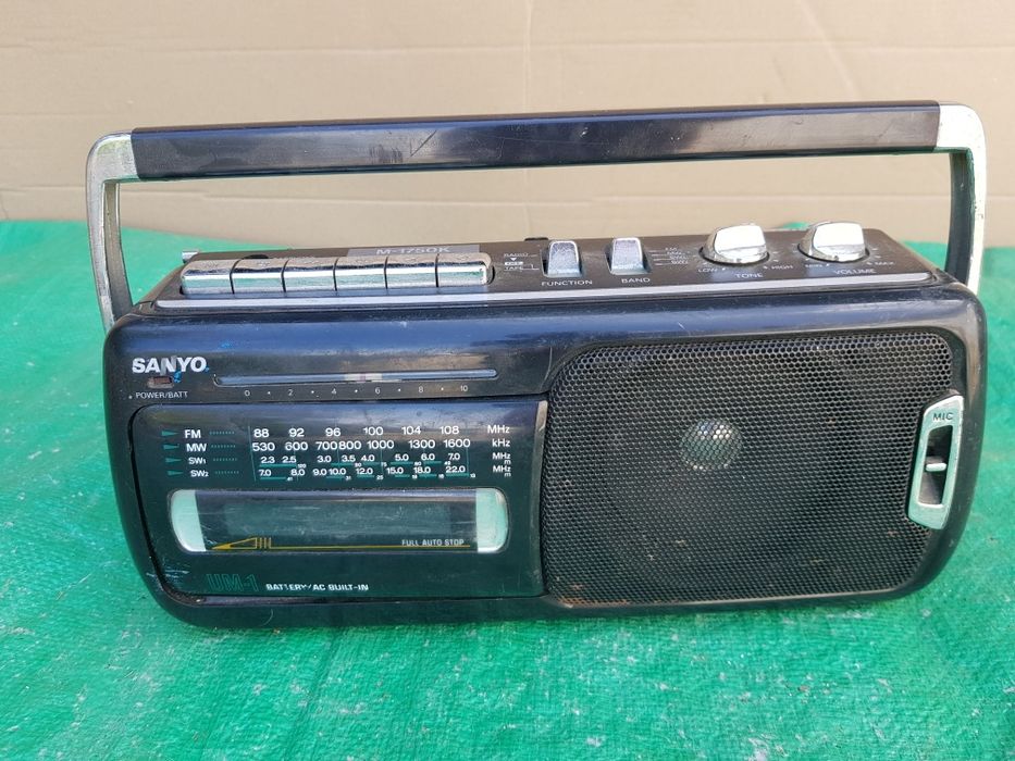 Radio Casetofon sanyo  vechi model M-1750,k made in japan