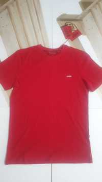 Vand tricou barbati Hugo Boss masura S original nou cu eticheta.