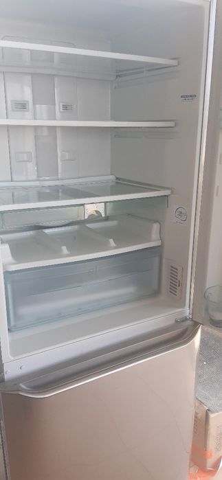 Dezmembrez combina frigorifica Hotpoint Aristone.