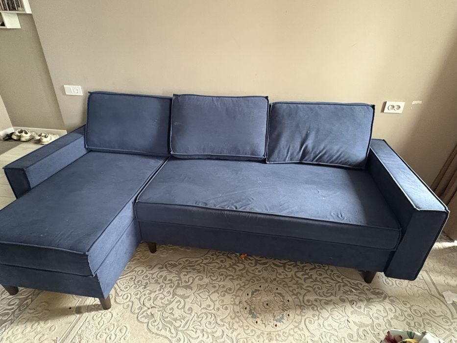 Диван сатылады, екі аяғына ремонт керек.