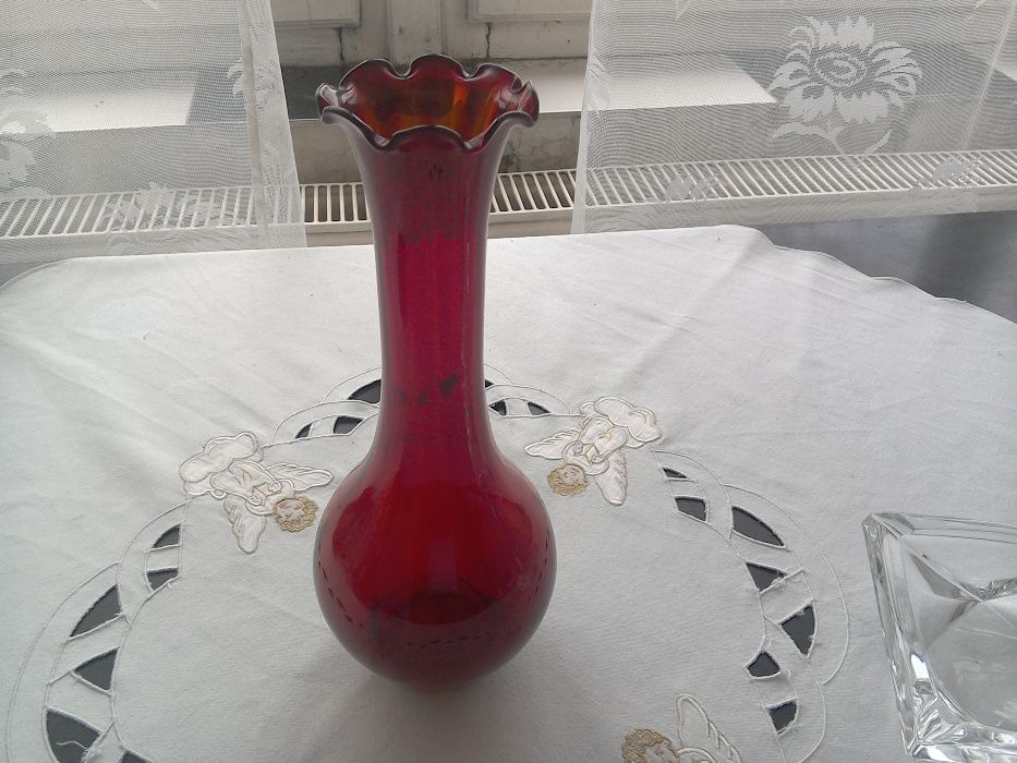 Vază de sticlă Murano, roşu rubin, colorată în masă, bordură lobată