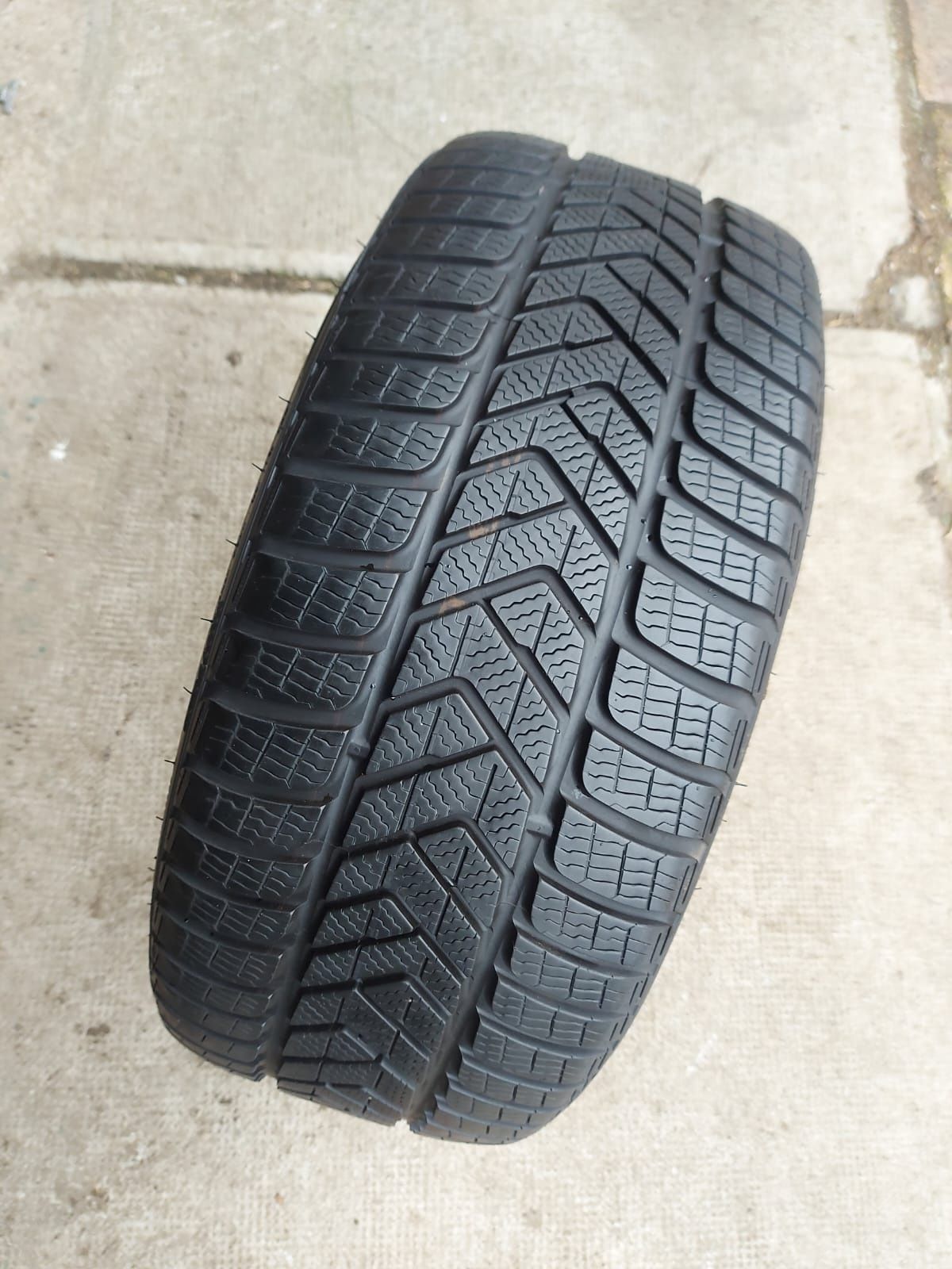 O bucată 255 55/50/35 R20 M+S iarnă - una Bridgestone Continental Pire