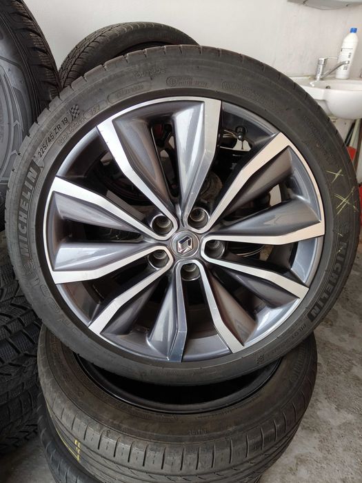 Джантите са оригинални за  Renault Kajar