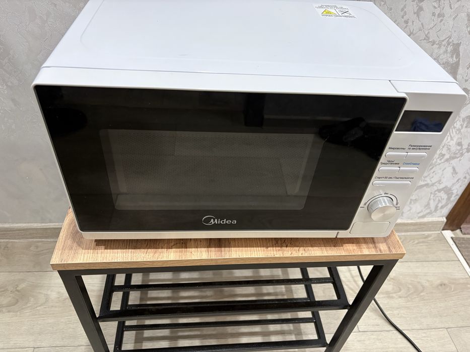 Продам микроволновую печь Midea