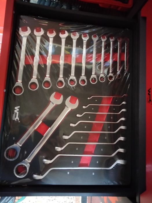 Lada de scule Profesionala completa cu 7 Rafturi .