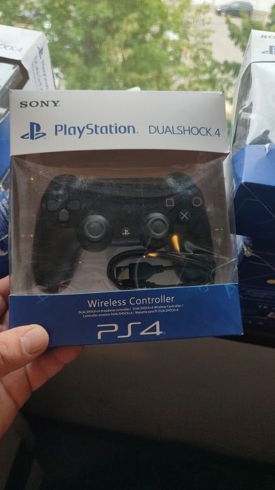 Controllere / Manete PS 4 noi de vânzare