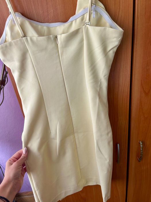 ЧИСТО НОВА рокля в патешко жълто, размер С