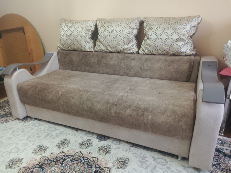 Продам диван в отличном чистом состоянии. Уступлю