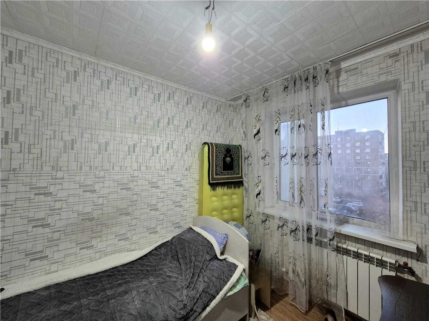 Продам 4 комн квартиру на 6 мкр на 1/5эт