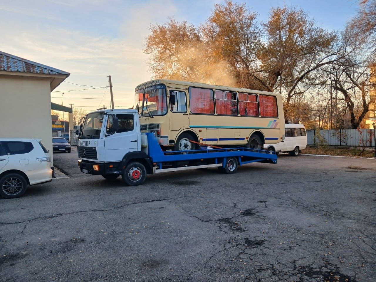 Эвакуатор грузовой большой длинный